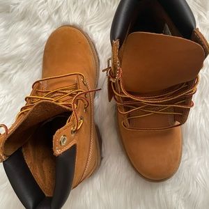 Like new Timberland field boot
